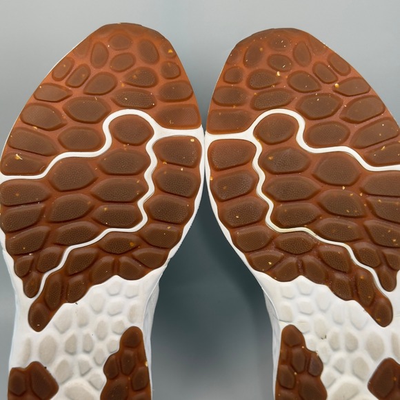 New Balance Fresh Foam Arishi V4 Womens 9.5 9 1/2 B Running Shoes White Orange - Picture 16 of 16